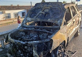 Incendio de un vehículo en la autovía A-4, sentido Madrid.