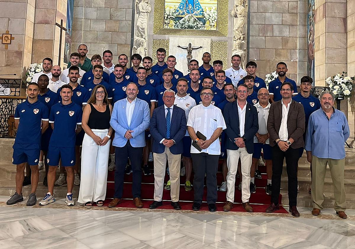 Tradicional ofrenda floral a la Virgen de Linarejos para que la patrona de la ciudad les acompañe durante el difícil curso deportivo