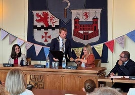 Fierma del hermanamiento entre ambos alcaldes en tierras alemanas.