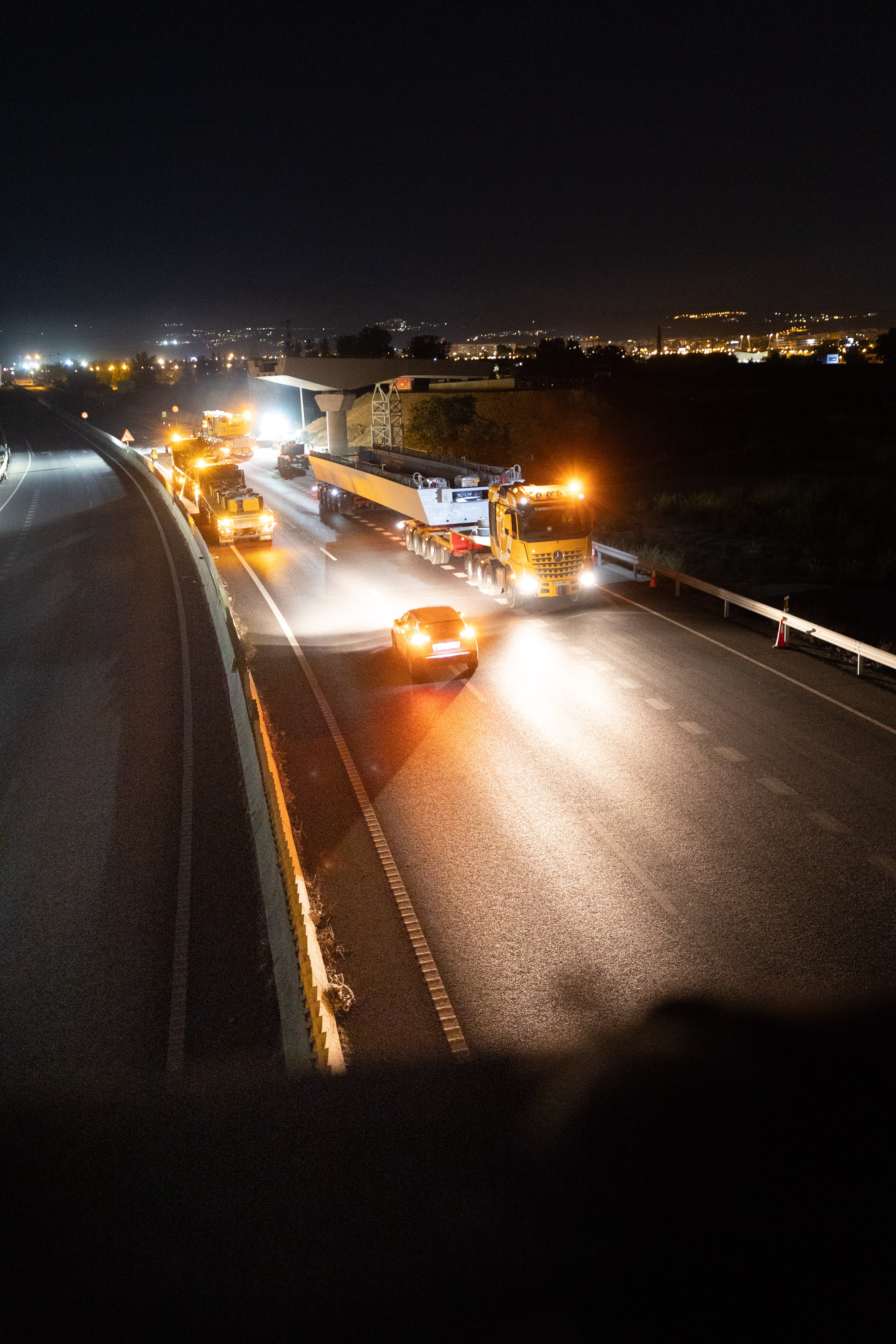 Así fue el complicado montaje en el puente sobre la A-92G