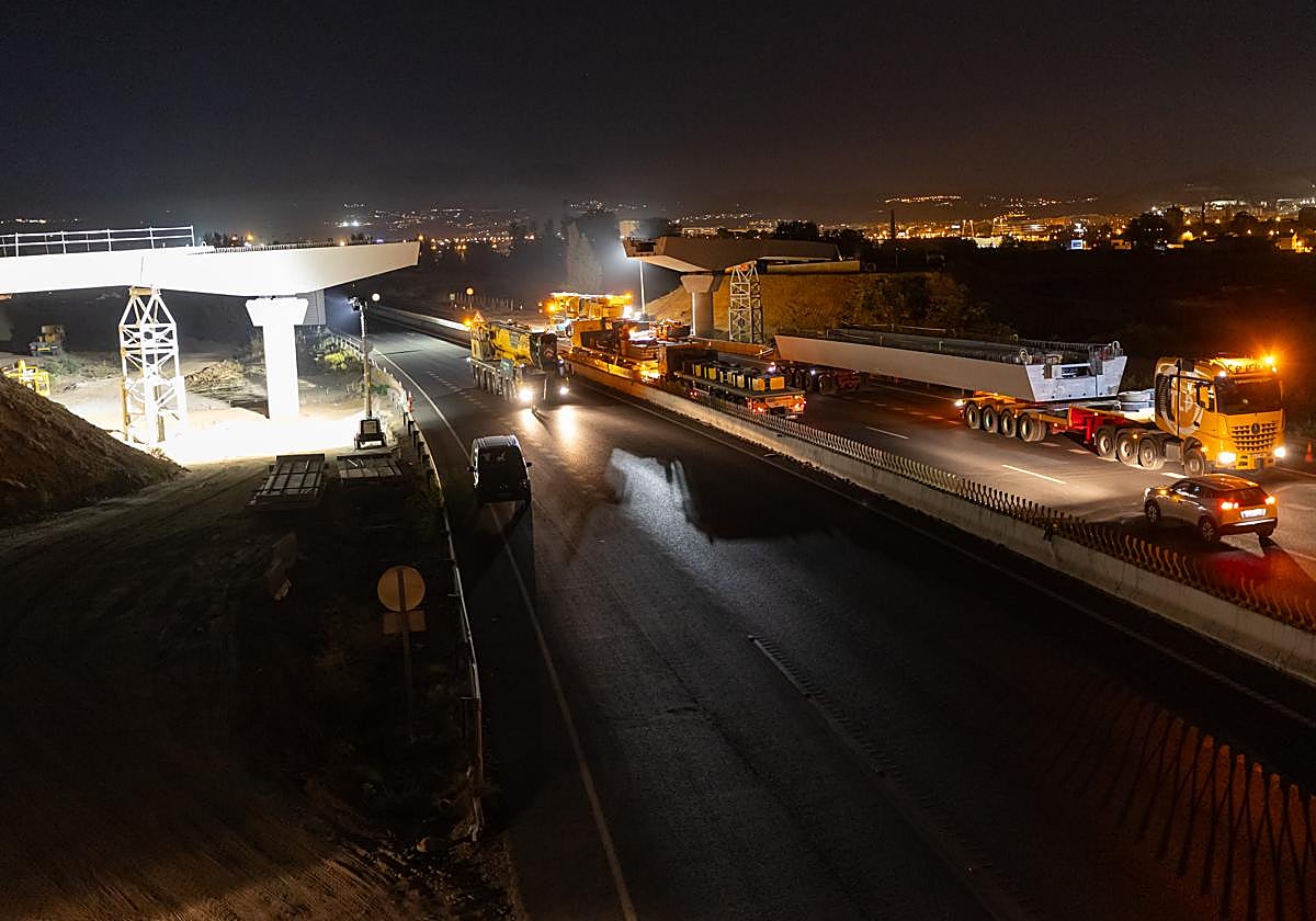 Así fue el complicado montaje en el puente sobre la A-92G