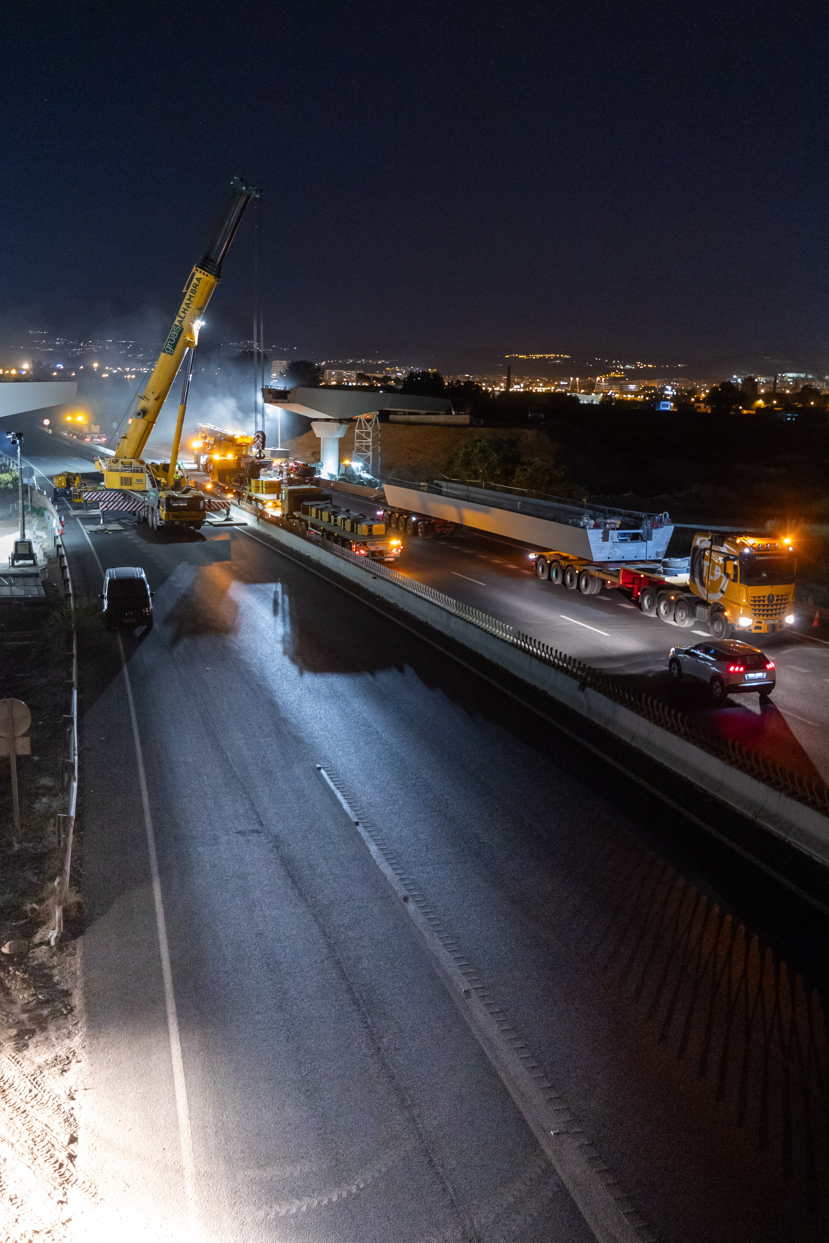 Así fue el complicado montaje en el puente sobre la A-92G
