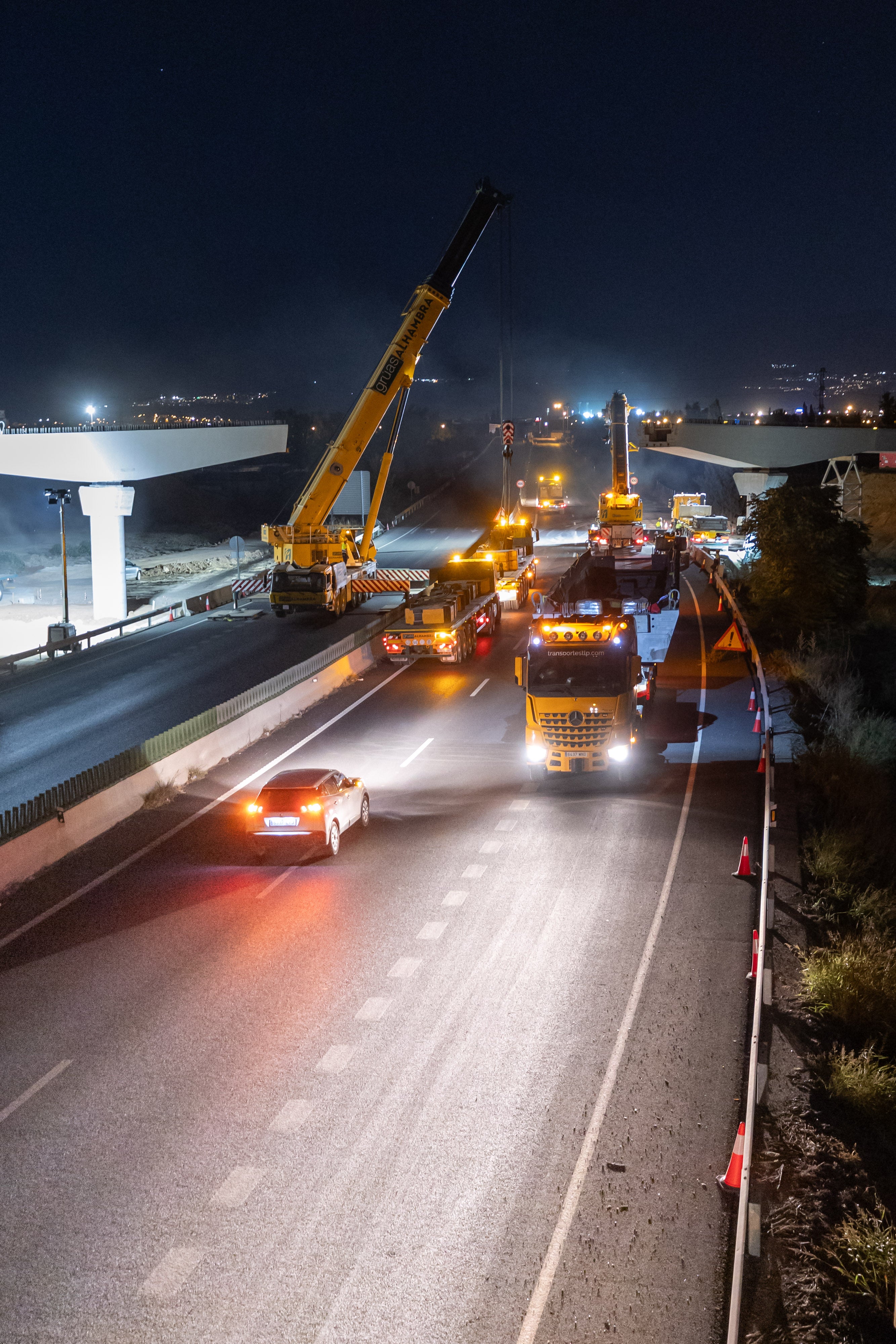 Así fue el complicado montaje en el puente sobre la A-92G