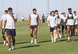 Los jugadores del Granada, con Gagnidze y Bouldini a la derecha, en mitad del último entrenamiento antes del duelo contra el Málaga.
