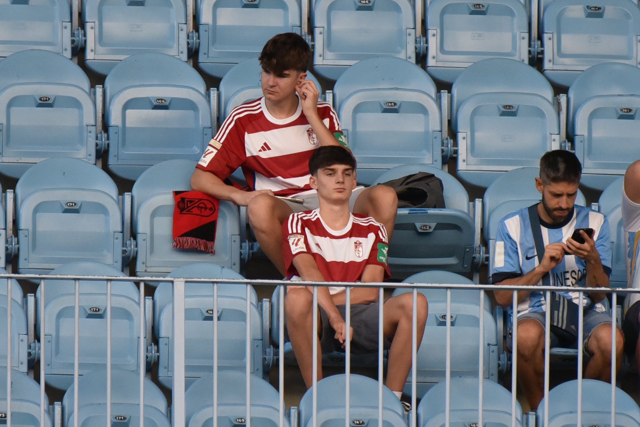 La afición del Granada CF en La Rosaleda