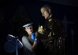 La restauradora Lydia Cepero trabajando en la policromía de la talla de José de Mora.