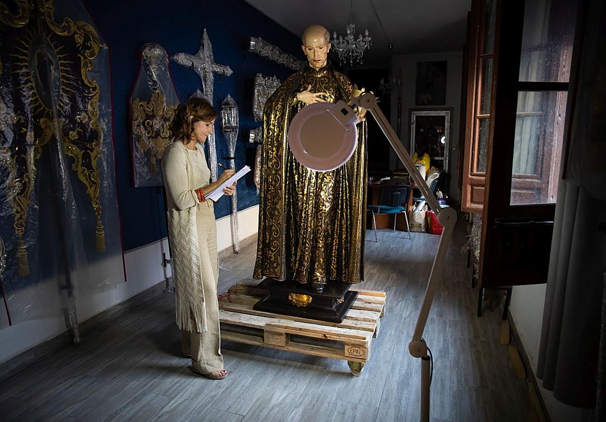 Imagen principal - Arriba, Lola Blanca certifica el fin de la restauración. Abajo, las restauradoras en plena faena. 