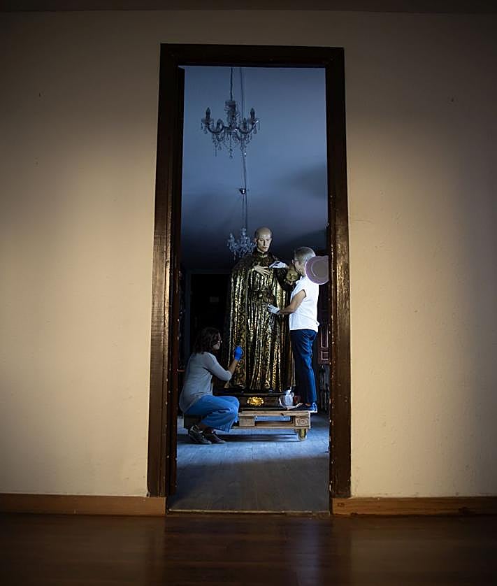 Imagen secundaria 2 - Arriba, Lola Blanca certifica el fin de la restauración. Abajo, las restauradoras en plena faena. 