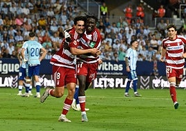 Alemañ y Faye se abrazan.