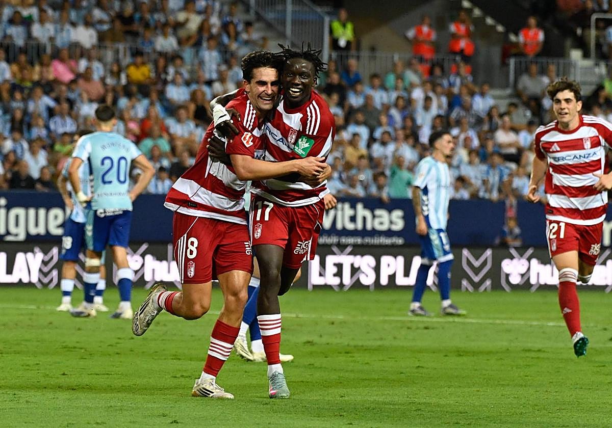 Alemañ y Faye se abrazan.