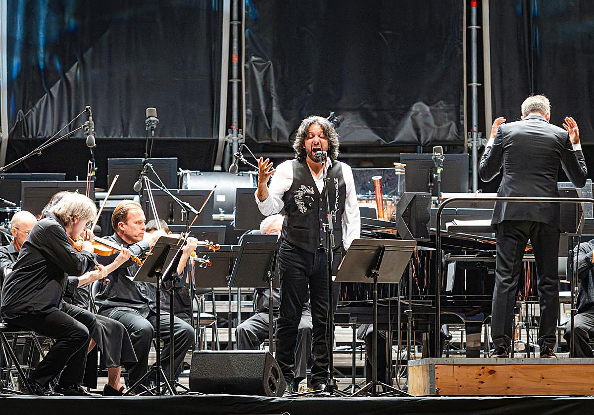 El cantaor granadino y la orquesta dirigida por Lucas Macías, en el coso.