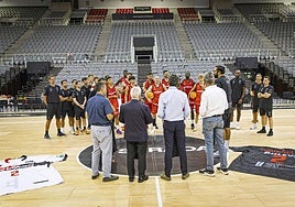 El entrenador del Covirán Ramón Díaz da una breve charla a sus jugadores y ayudantes técnicos en la primera cita de la pretemporada en el Palacio de los Deportes.