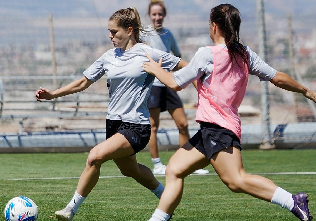 La nazarí María Barquero chuta a puerta en un entrenamiento.