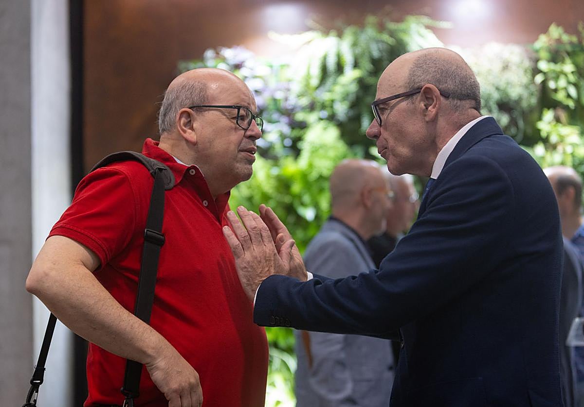 El catedrático Francisco Herrera y el rector de la UGR, Pedro Mercado, tras conocerse el veredicto de Accua.