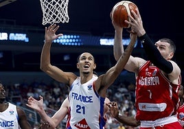 Burjanadze lanza a canasta en el partido.