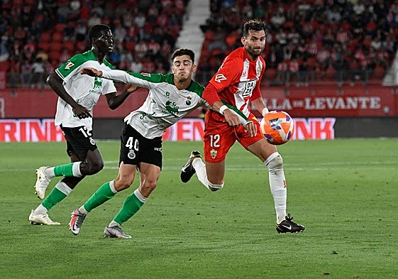 Leo Baptistao pelea por el balón en el último Almería-Racing.