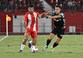 Arnau Puigmal sube la banda en el partido del curso pasado ante el Sporting.
