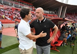 Rubi saludando al entrenador al Racing de Santander
