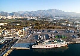 Un ferry atracado en el muelle del puerto de Motril.