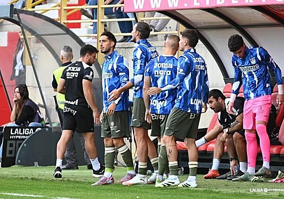 Banquillo del Leganés, con Ignasi Miquel entre ellos, con coleta.