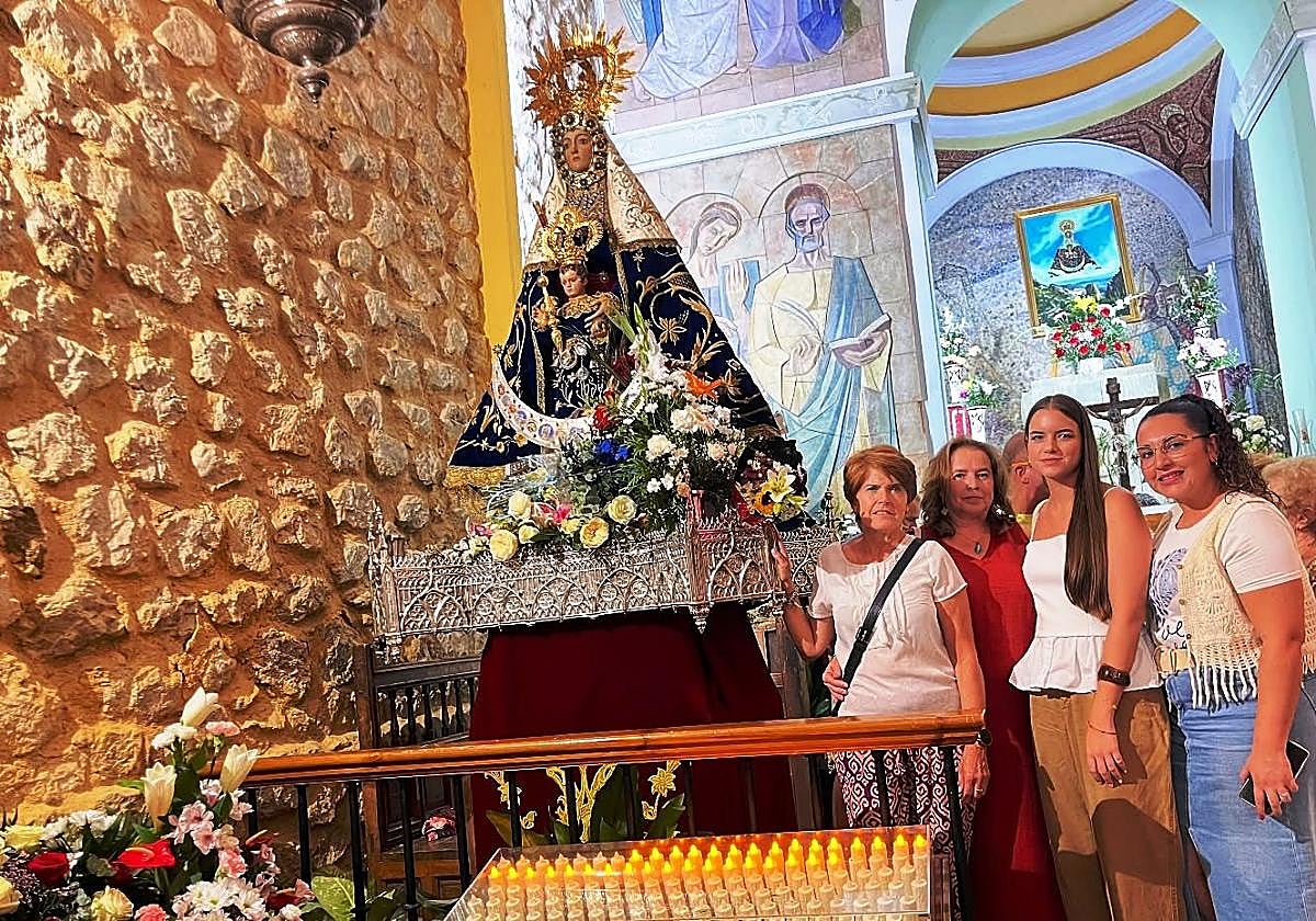 Devotas de la Virgen antes de salir del Santuario.