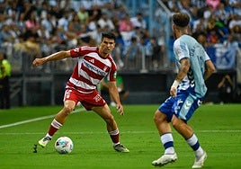 Pau Casadesús encara a un rival en el derbi.