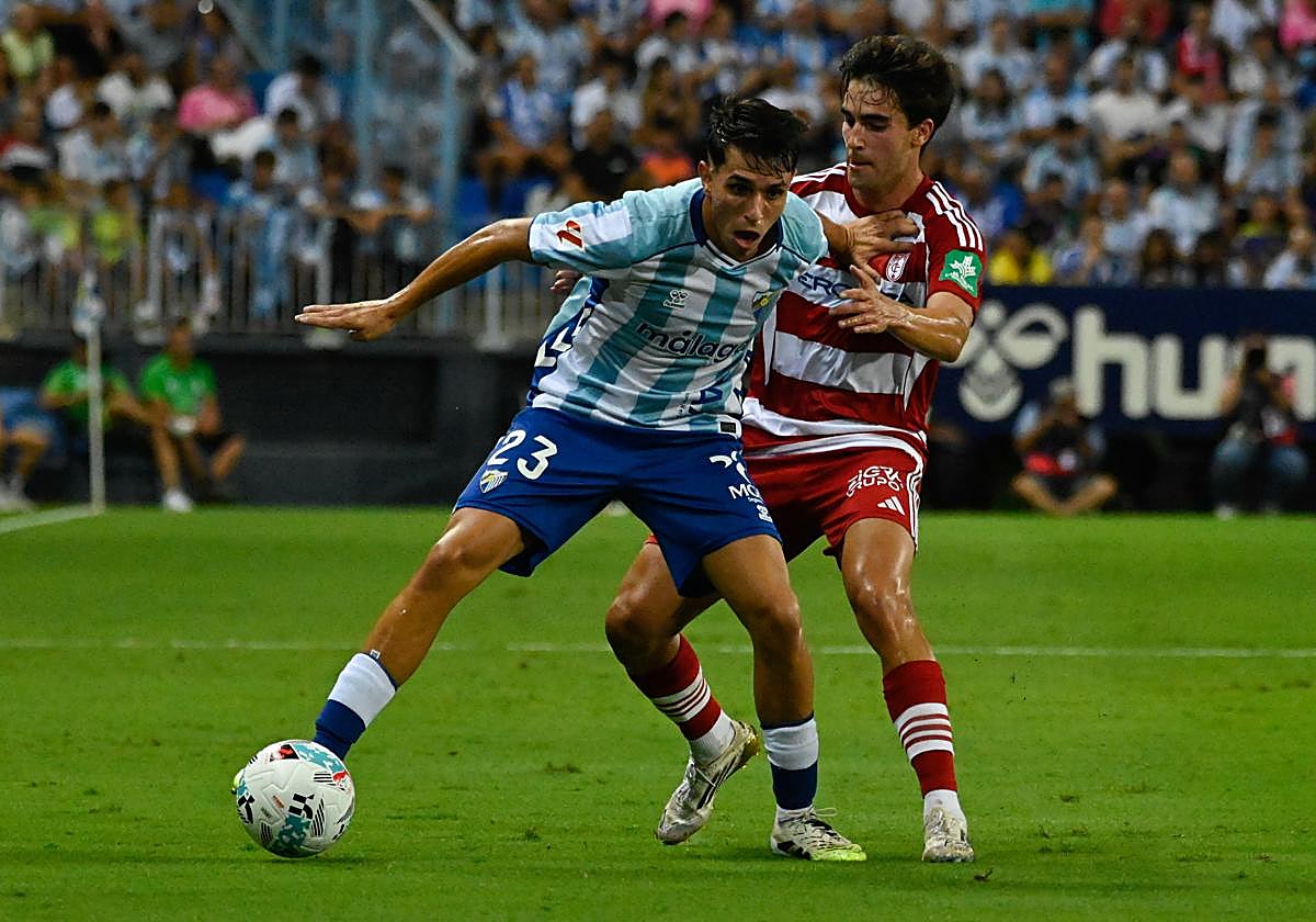 El rojiblanco Pedro Alemañ encima a un rival en el derbi contra el Málaga.