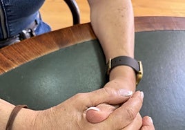 Manos de Sara López, una de las mujeres participantes en el programa de integración de Cruz Roja.