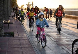 Escolares de camino al colegio en bicicleta, en una campaña impulsada por el Ayuntamiento de Almería.