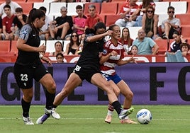 La rojiblanca Vera Molina recibe la carga de la visitante Chamorro en Los Cármenes.