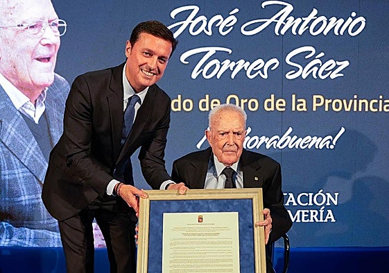 José Torres, el alcalde más longevo de España, recibe el Escudo de Oro de la Provincia de Almería