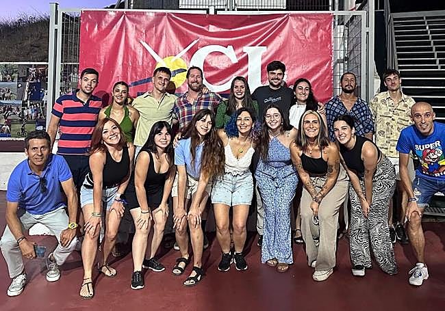 Carlos junto al equipo de los campamentos en inglés de Sierra Nevada