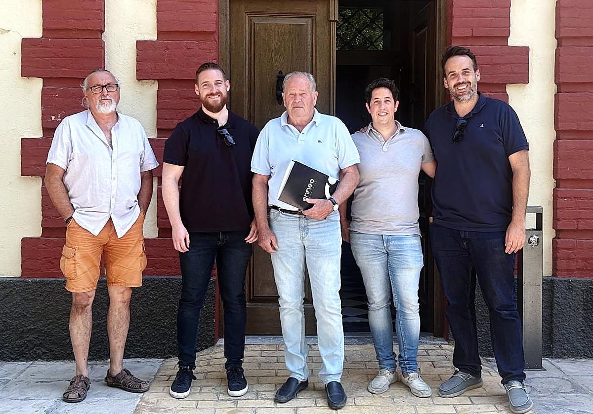 Representantes de la cooperativa San Isidro de Deifontes y Enneo