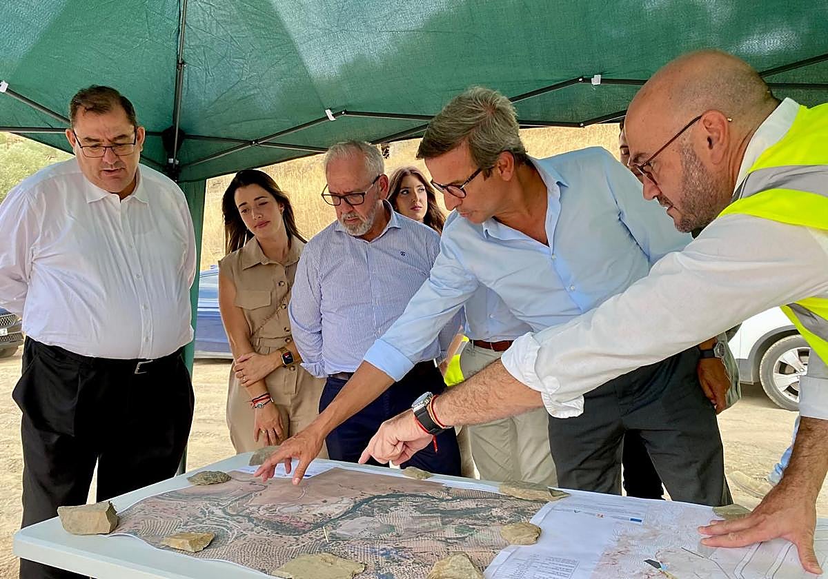 Jorge Paradela en la visita al espacio que se está restaurando.