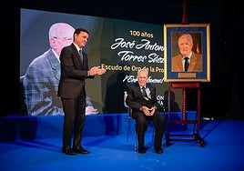 El alcalde de Chercos, junto al presidente de la Diputación de Almería, en el homenaje organizado en su municipio.