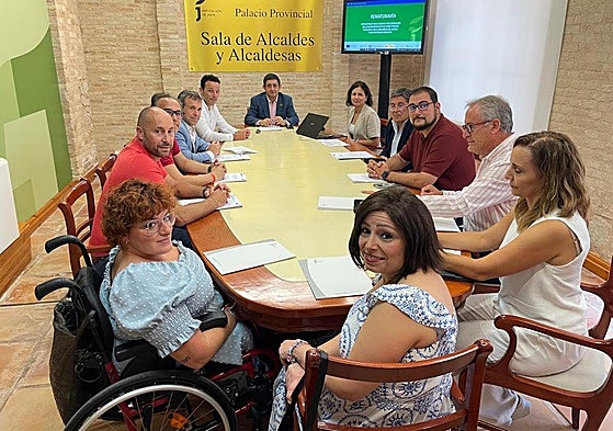 Imagen de la reunión con los representantes municipales.