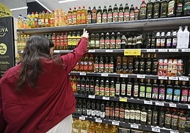 Envasado de aceite de oliva en una planta de Dcoop