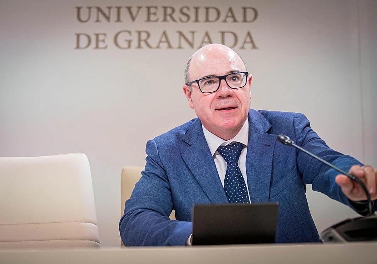 El rector de la Universidad de Granada, Pedro Mercado.