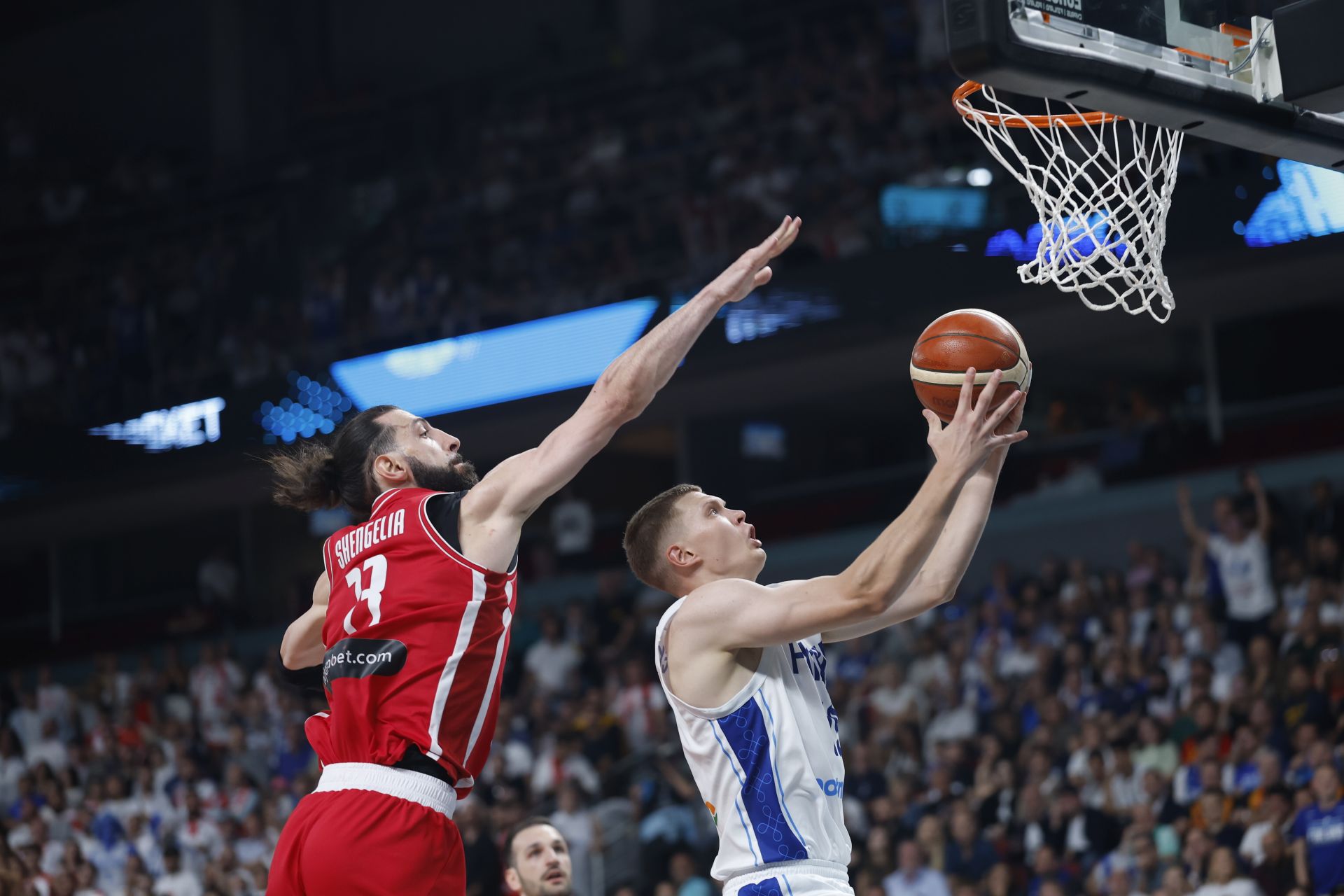 Elias Valtonen supera al azulgrana Shengelia en una entrada a canasta.