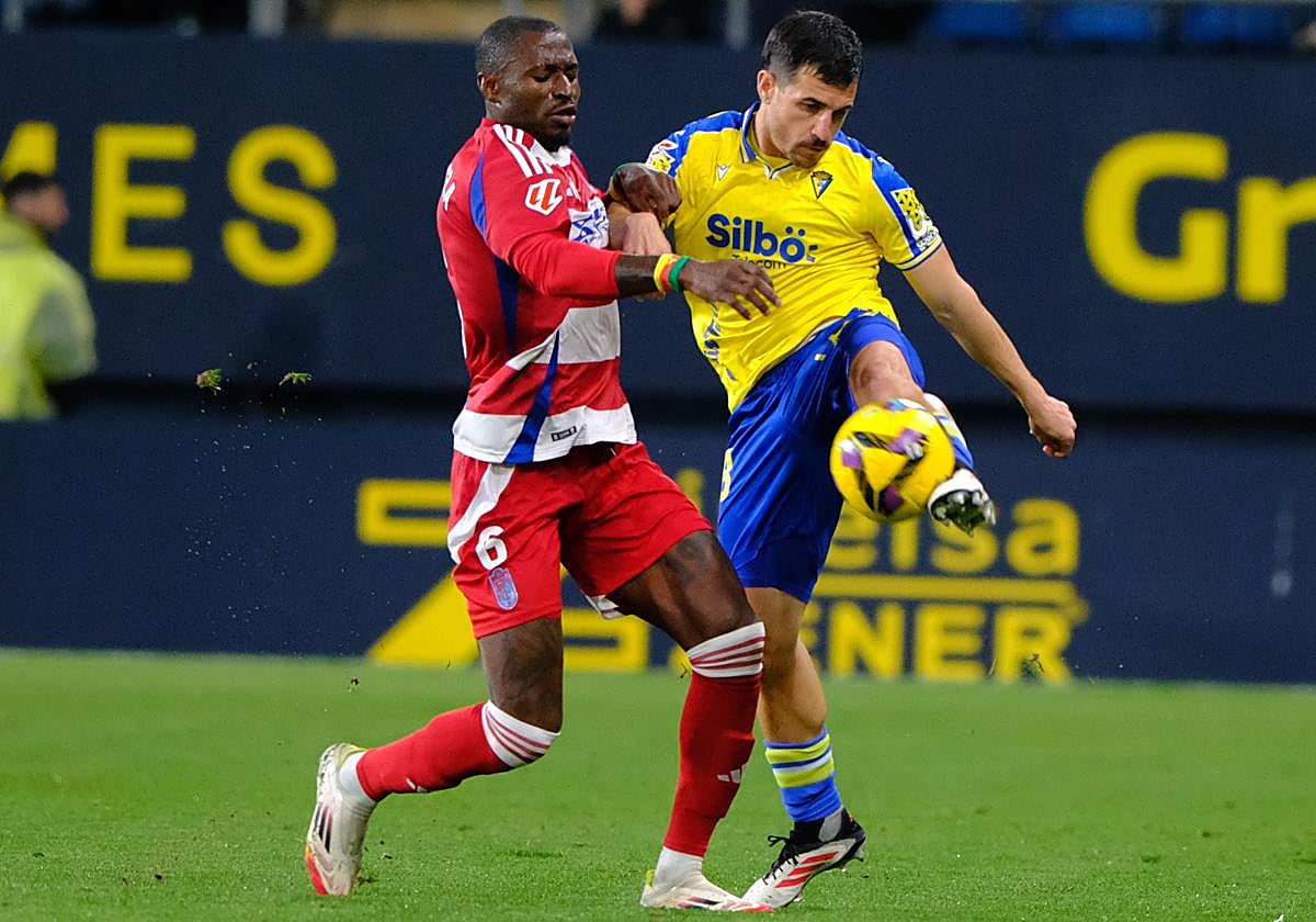 El nazarí Martin Hongla disputa un balón ante el Cádiz la pasada campaña.