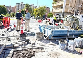 Julio Millán y Javier Padorno visitan los trabajos de adoquinado del tranvía.