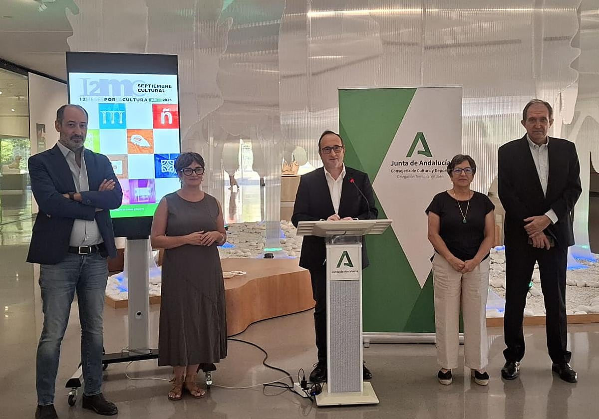 Momento de la presentación del programa cultural.