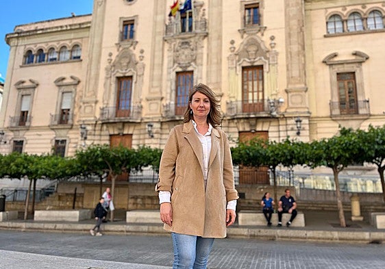 La edil Maribel López frente a la sede del Ayuntamiento.