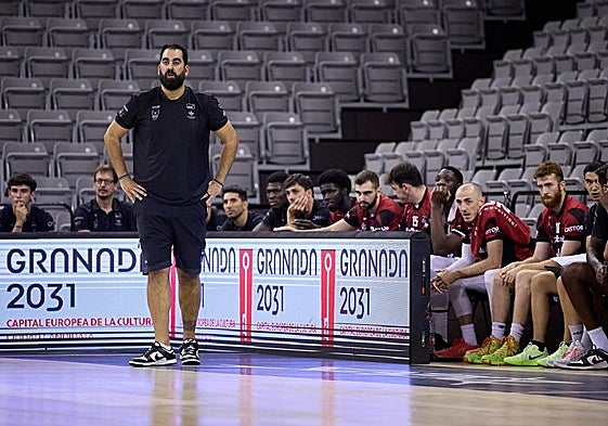 Ramón Díaz observa el juego de su equipo ante el Cartagena.