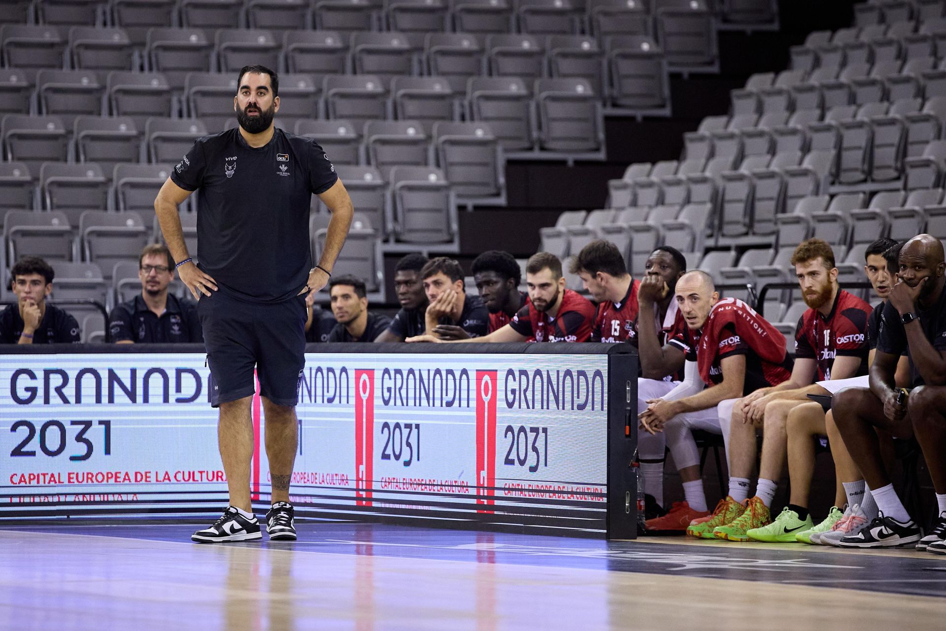 Ramón Díaz observa el juego de su equipo ante el Cartagena.