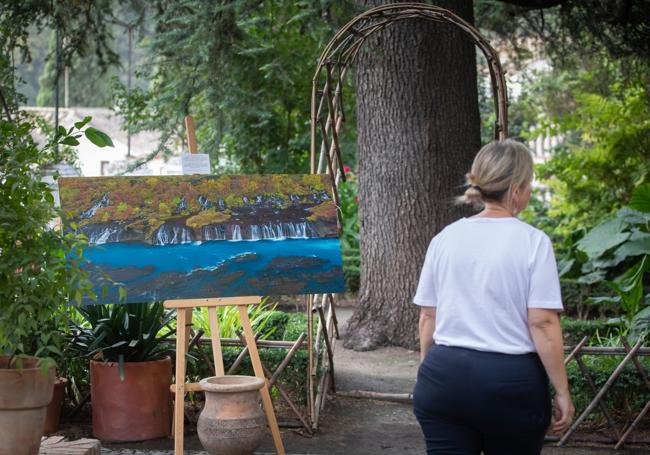 Los huéspedes y trabajadores del Carmen de la Victoria conviven con las fotos, integradas en los jardines.