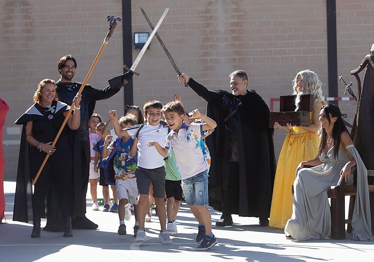 El CEIP Las Mimbres de Maracena ha realizado una gran bienvenida a sus alumnos basada en Juego de Tronos.