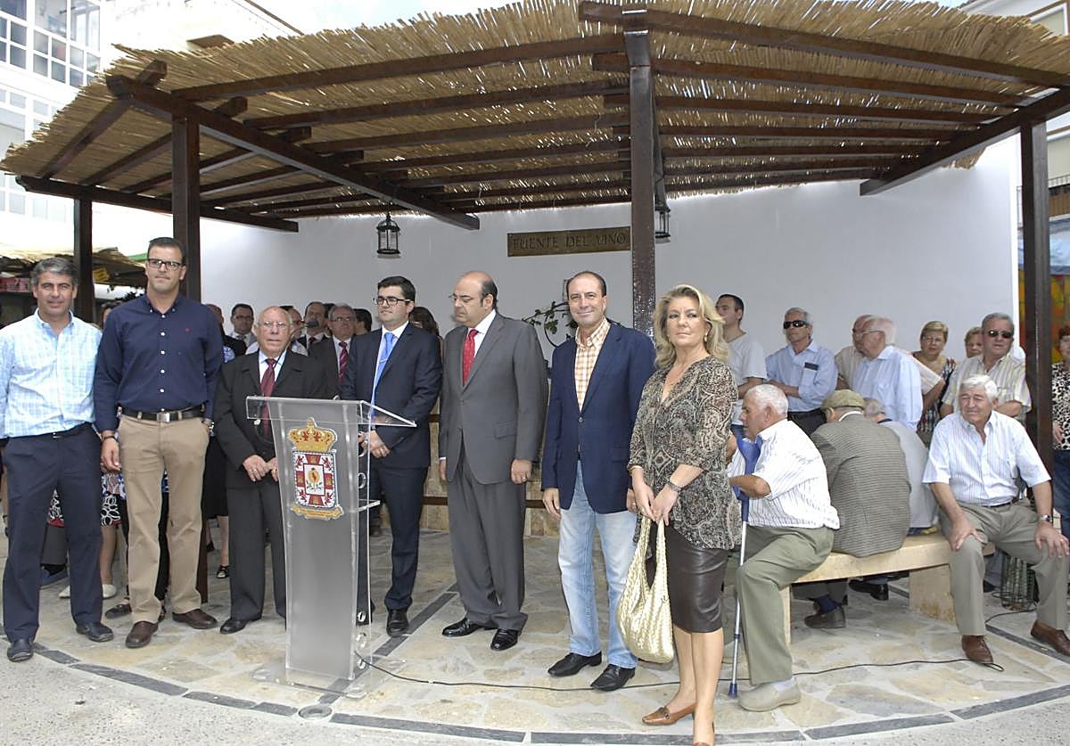 Políticos y vecinos cuando la Diputación reformó y mejoró la Fuente del Vino de Cádiar