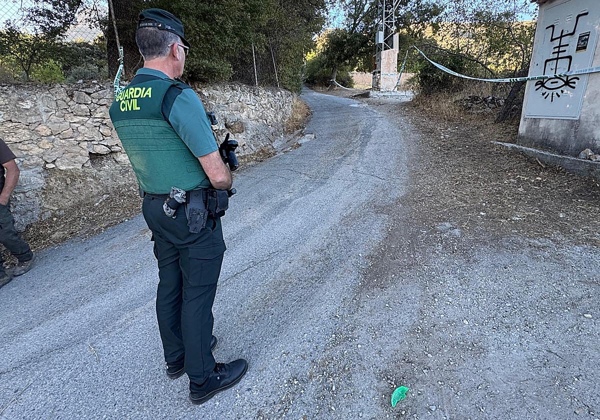 Mata a un hombre con arma de fuego y se atrinchera con la mujer del fallecido en Huétor Santillán