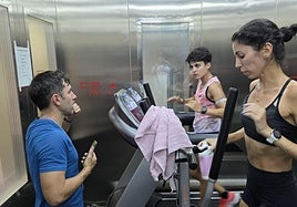 María Pérez escucha las indicaciones de su entrenador Jacinto Garzón con Cristina Montesinos a su lado en la cámara de calor del CAR de Sant Cugat.